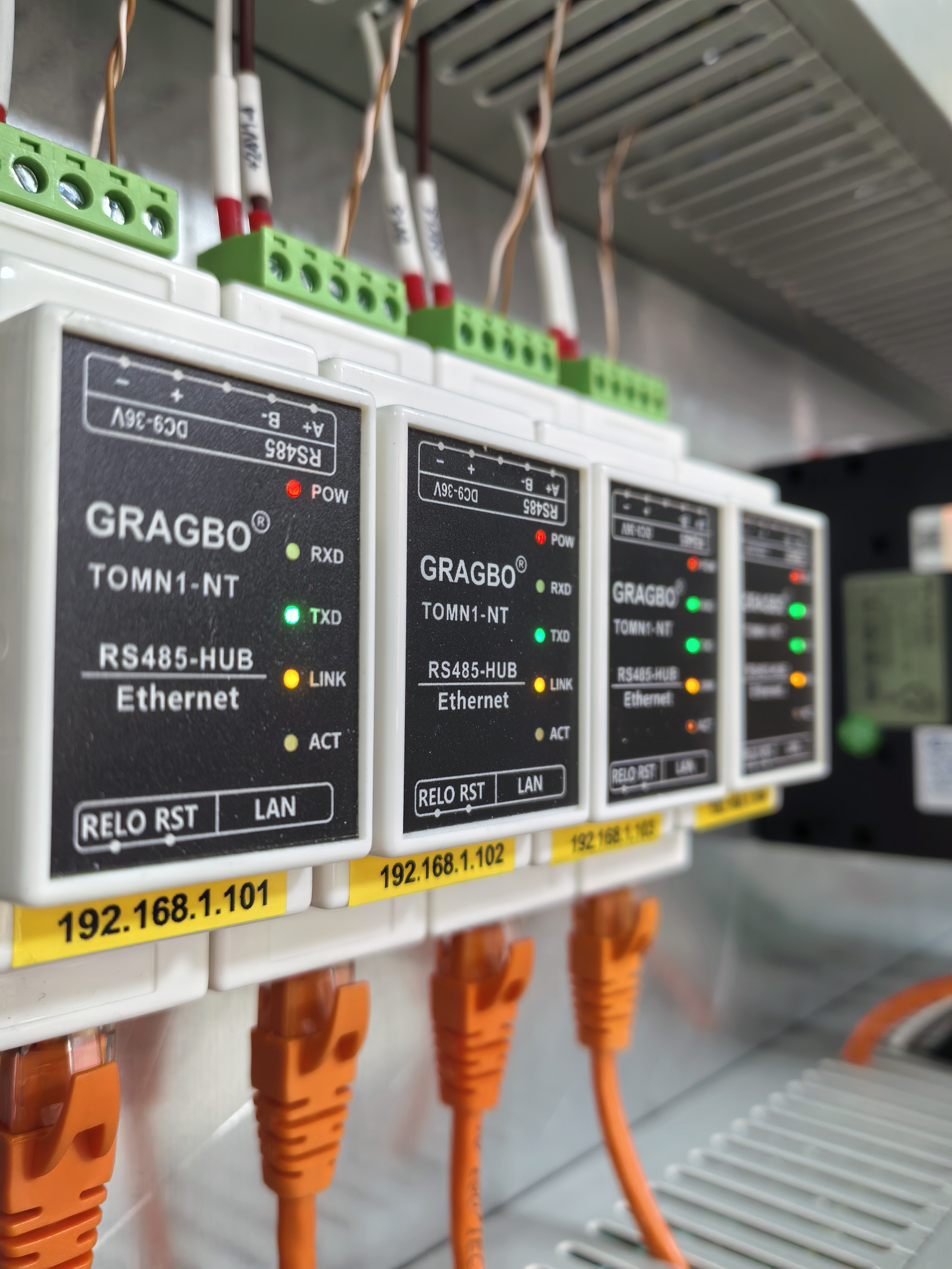 科技公司办公场景，现代化办公室内员工正在使用电脑工作，蓝色背景，专业商务氛围